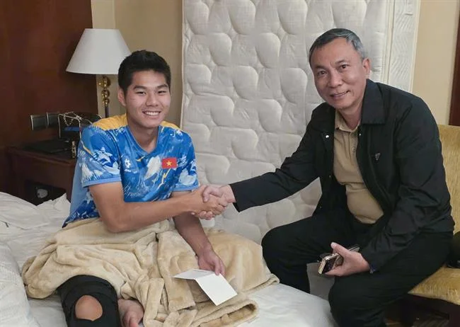 Hình ảnh một người đang phân tích biểu đồ và ghi chú, tượng trưng cho việc phát triển chiến lược chơi game tại daga68 thể thao